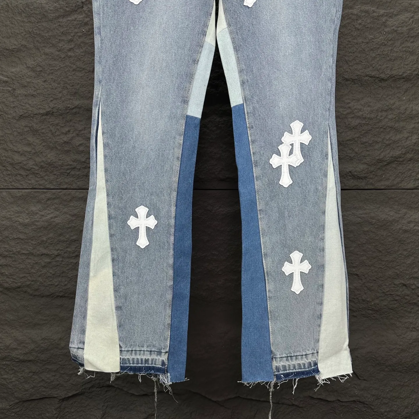 P260 GALLERY DEPT. & Croixin co-branded 2025 new spliced ​​white cross patch leather couple's bootcut jeans 🔥High version🔥High version🔥 Top ceiling quality Styles with different washed textures are very friendly to people with thin legs and thick legs. The bootcut version is very flattering to the leg shape. Moderate length that never goes out of style, easy to match with casually, basic styling for various styles, a must-have in the wardrobe! The fabric is stiff but also makes the upper body soft without losing texture. The washing process is even more perfect. It is a must-have item for everyone! ! ! Washed wheat, hangtag, pants label, complete with three labels Color: light blue Size: 28, 30, 32, 34, 36 (five sizes)